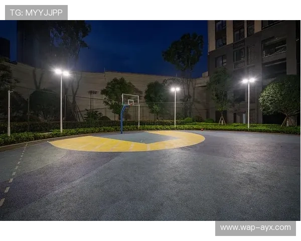 灯光篮球场化身竞技舞台，校园篮球赛宣传注重细节